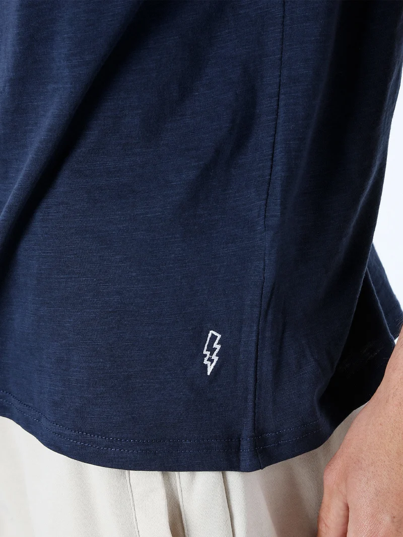 T-shirt in cotone da uomo con taschino - blu scuro