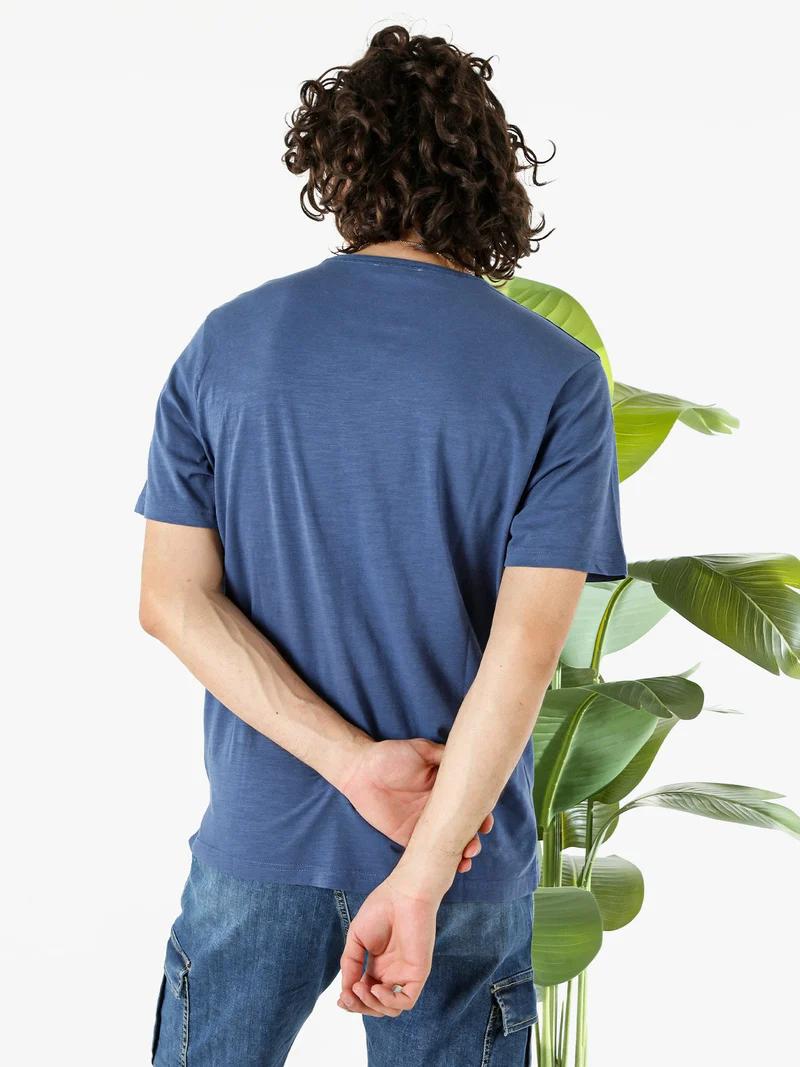 T-shirt da uomo in cotone con scollo V e taschino - blu
