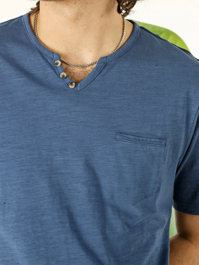T-shirt da uomo in cotone con scollo V e taschino - blu
