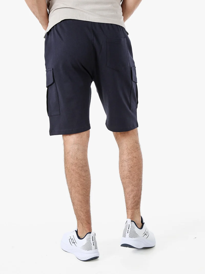 Bermuda da uomo in felpa con tasconi laterali - blu scuro