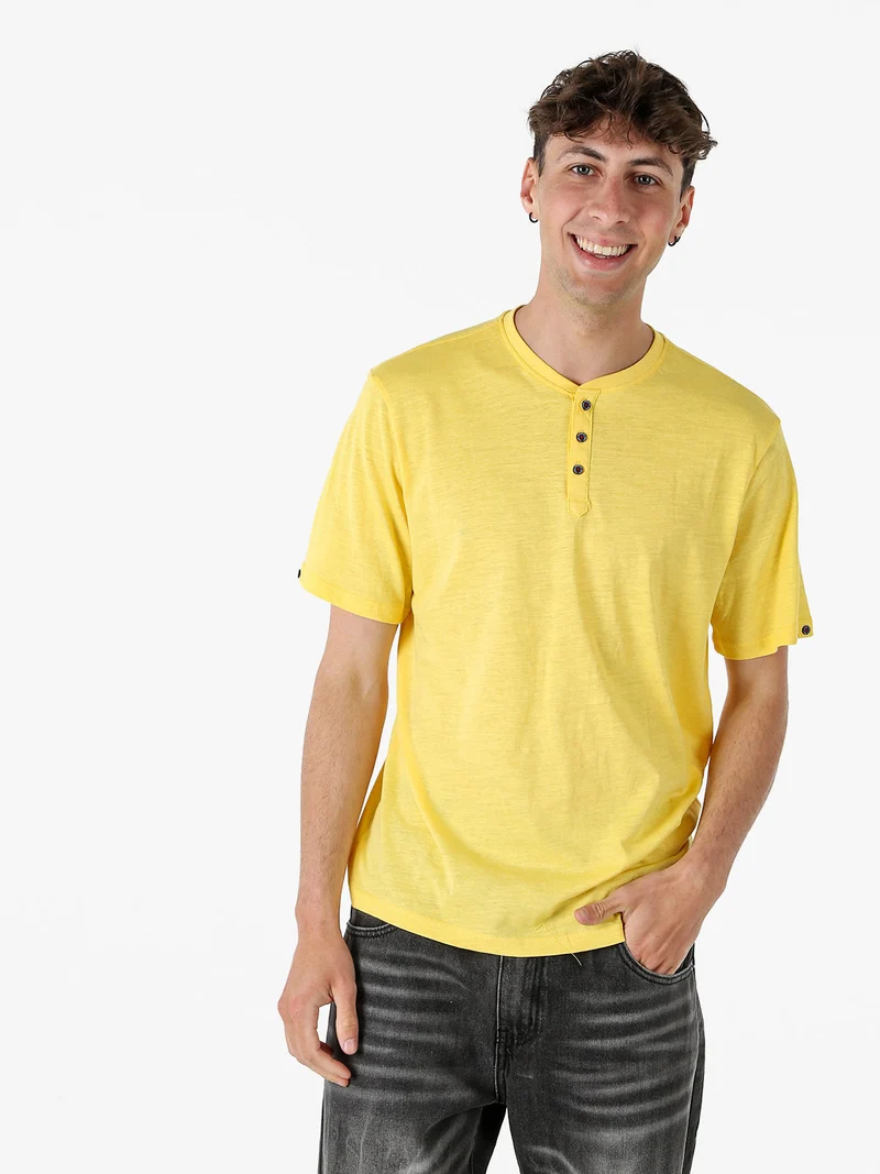 T-shirt da uomo in cotone con bottoncini sullo scollo - giallo