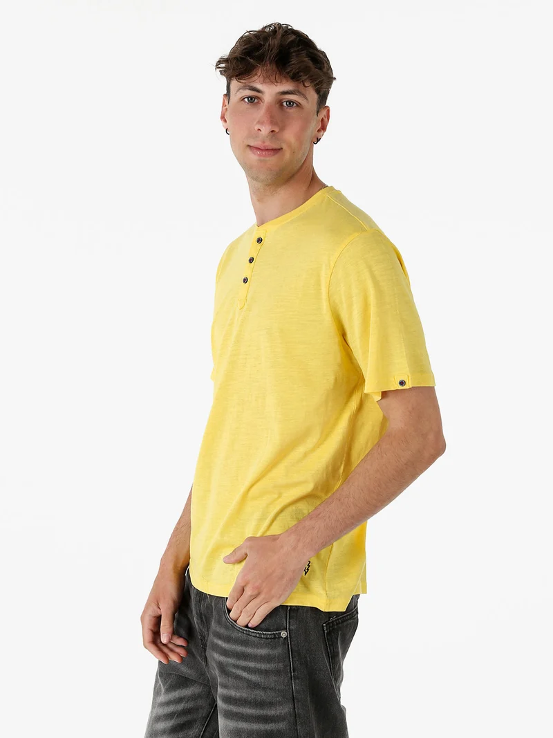 T-shirt da uomo in cotone con bottoncini sullo scollo - giallo