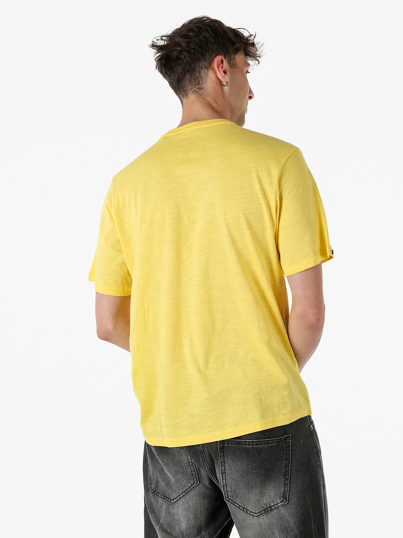 T-shirt da uomo in cotone con bottoncini sullo scollo - giallo
