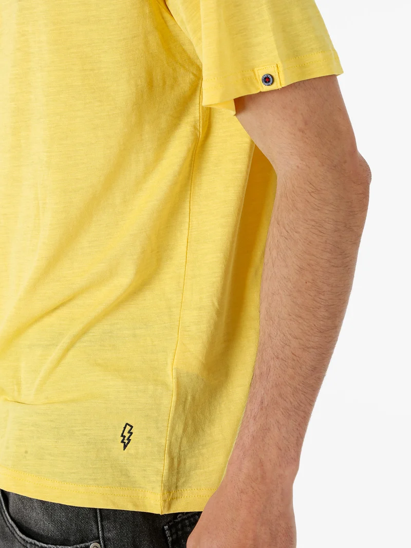 T-shirt da uomo in cotone con bottoncini sullo scollo - giallo