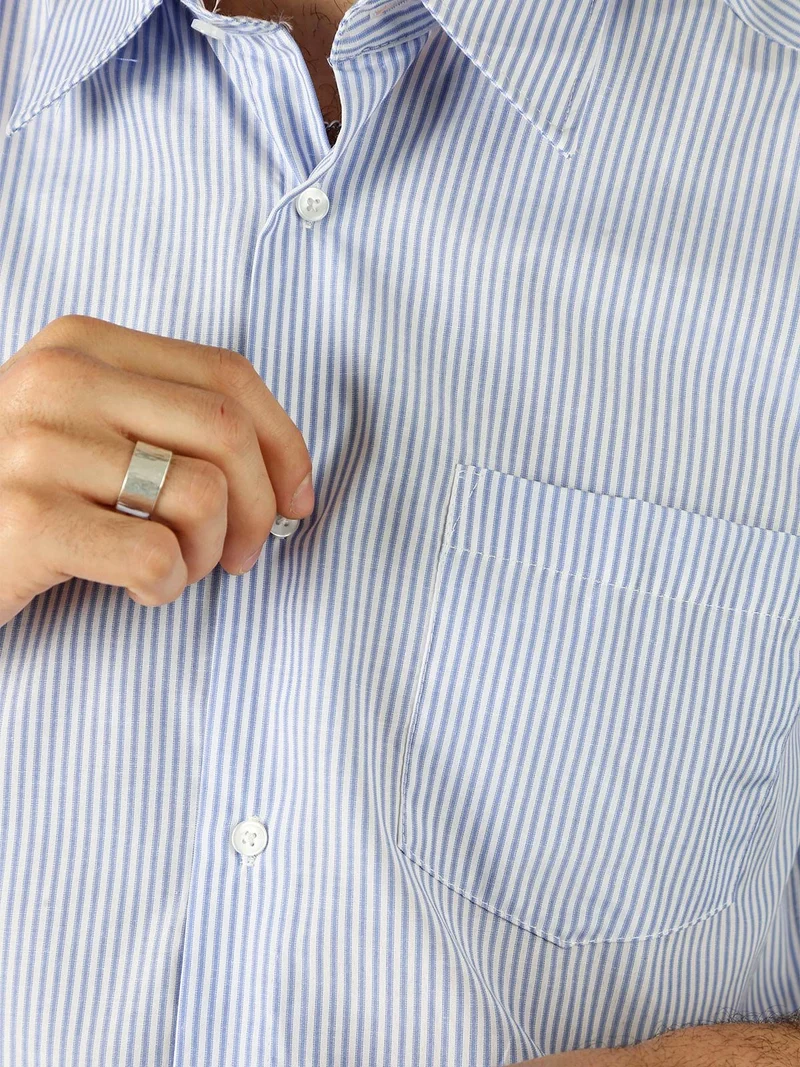 Camicia da uomo rigata a maniche corte con taschino - blu