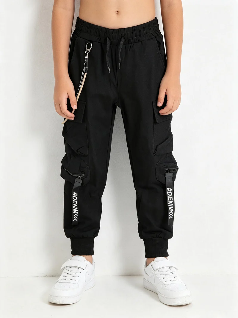 Pantaloni cargo da bambino con coulisse e catena decorativa - nero