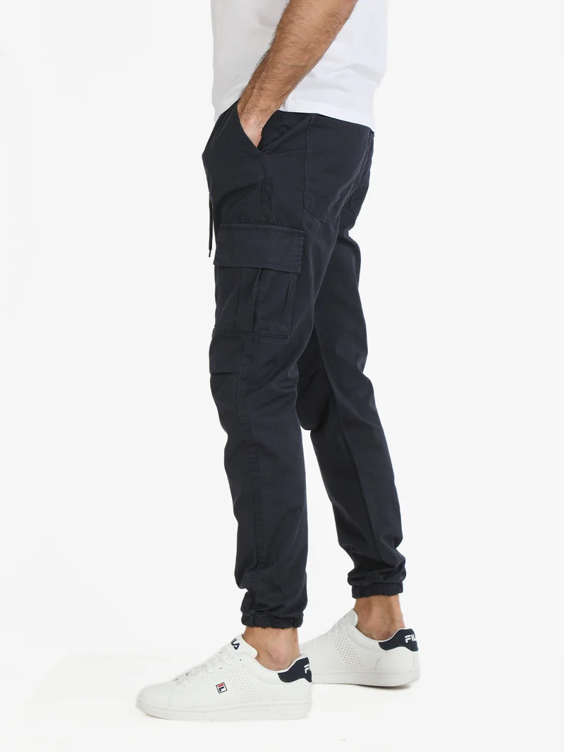 Pantaloni da uomo con tasconi e coulisse - blu scuro