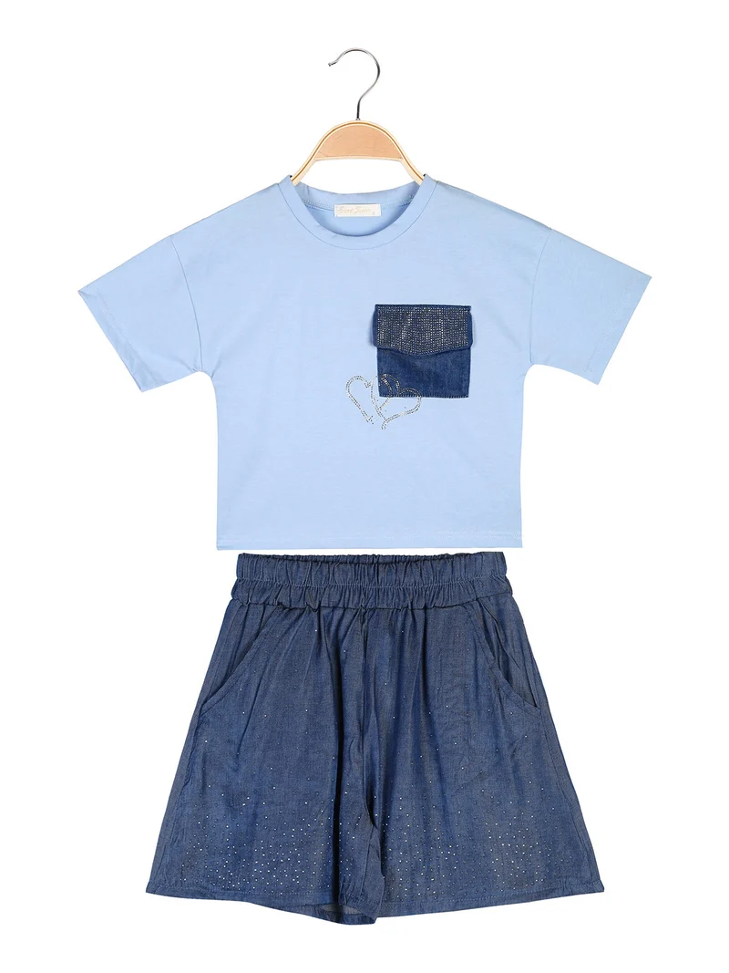 Completo 2 pezzi corto da bambina con t-shirt cropped e shorts con micro borchie - azzurro