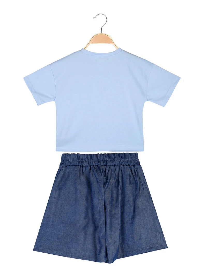 Completo 2 pezzi corto da bambina con t-shirt cropped e shorts con micro borchie - azzurro