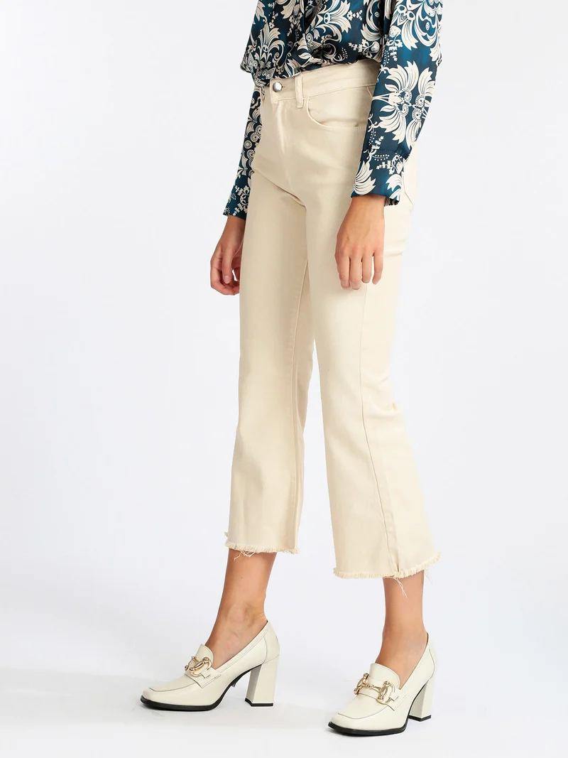 Pantaloni cropped da donna con finale a zampa - beige