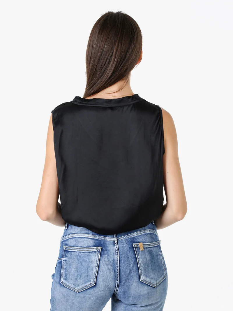 Top donna a spalla larga con scollo a V - nero