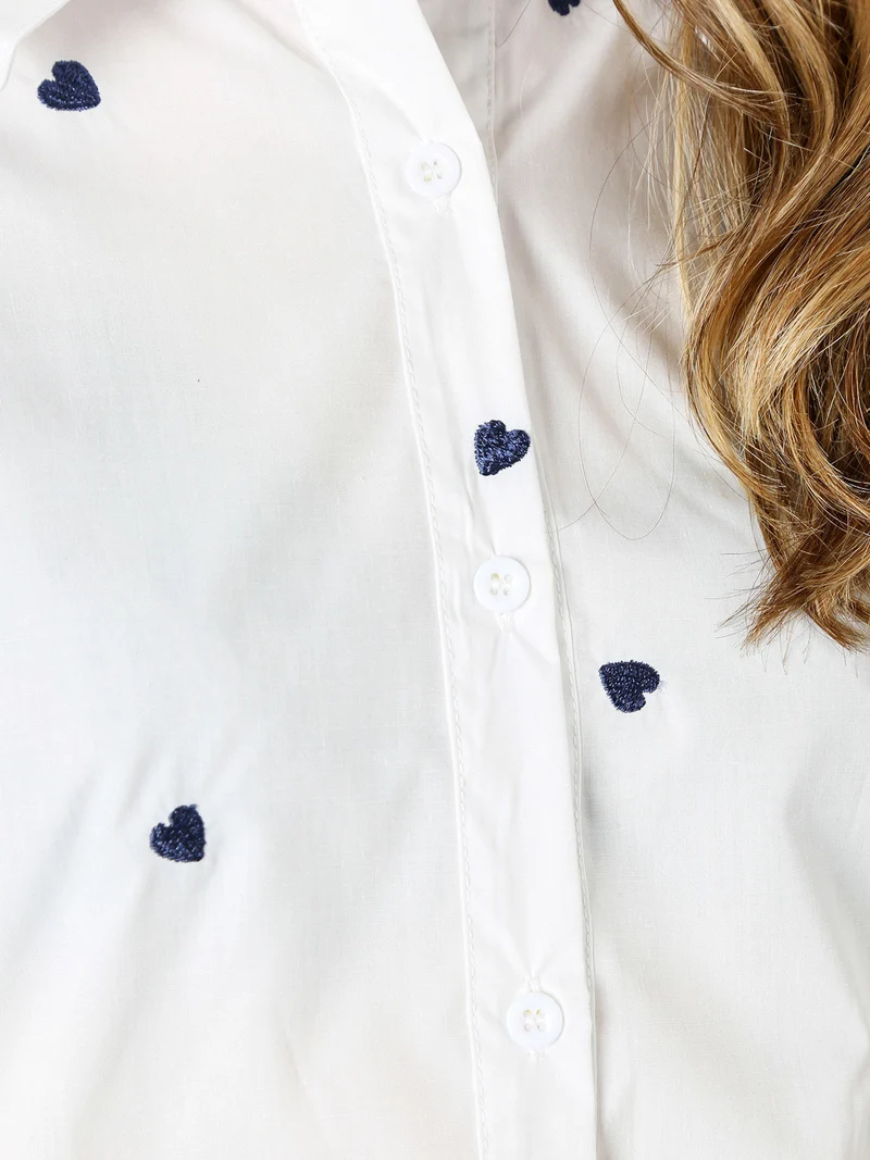 Camicia donna a maniche lunghe in misto cotone con stampa cuori - bianco