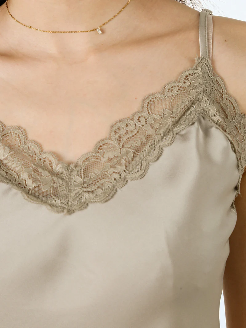 Top donna effetto raso con scollo in pizzo e spalline strette - taupe