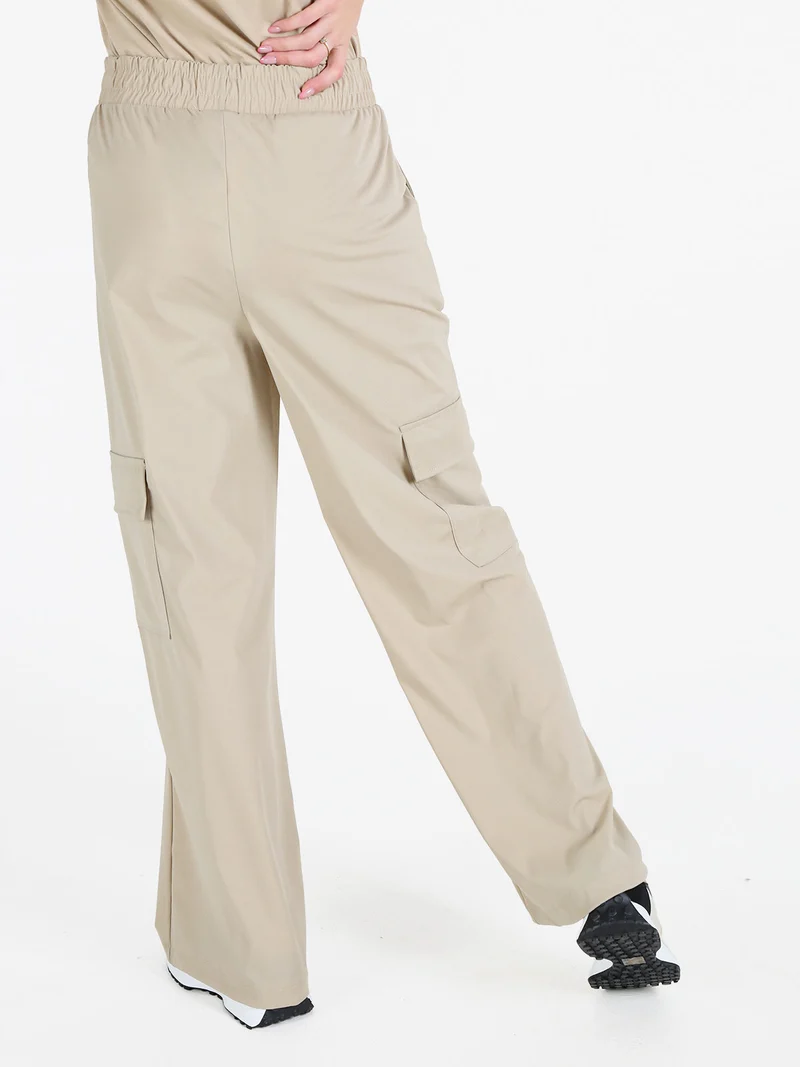 Pantaloni da donna cargo a gamba larga - sabbia