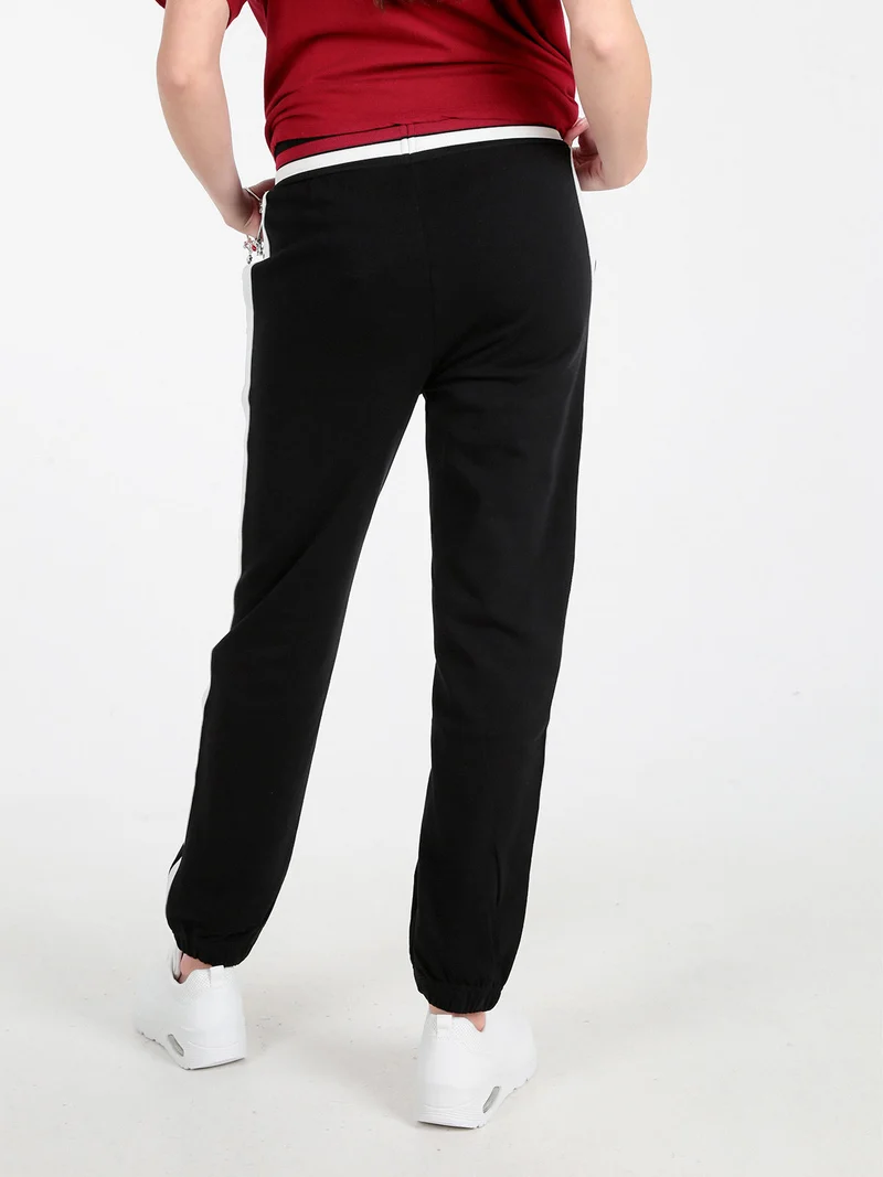 Pantaloni tuta da donna con coulisse e polsini - nero
