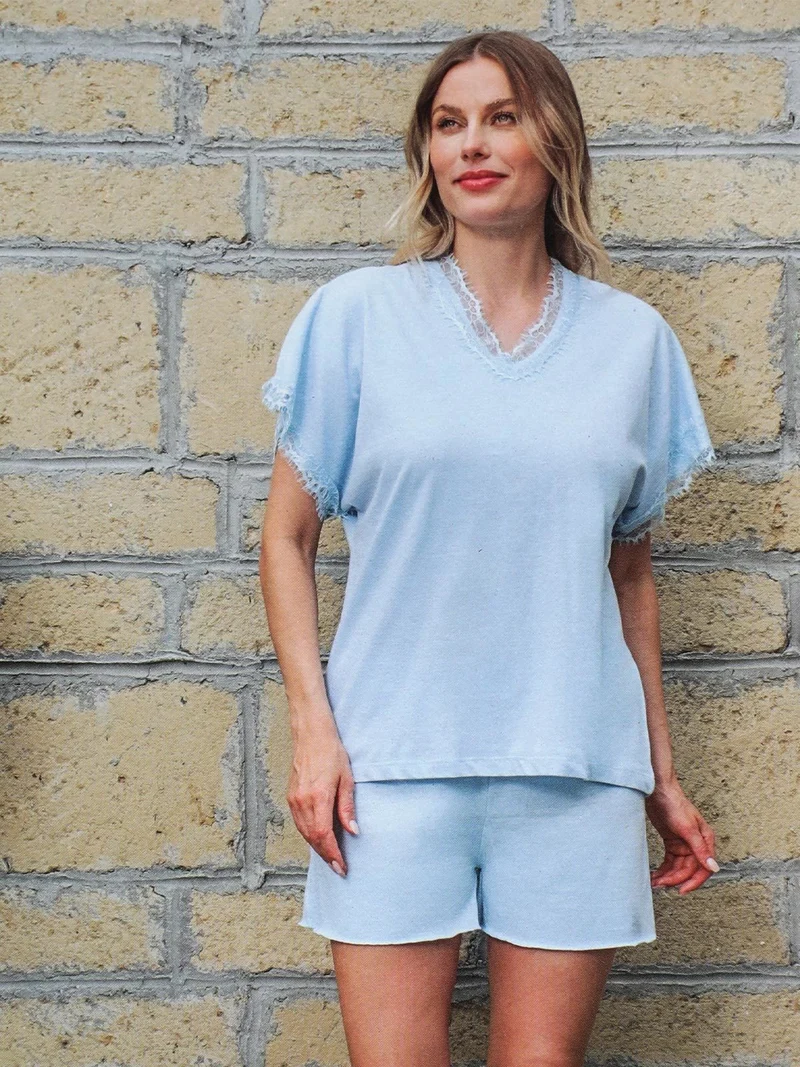 Pigiama corto da donna in cotone con scollo in pizzo - azzurro