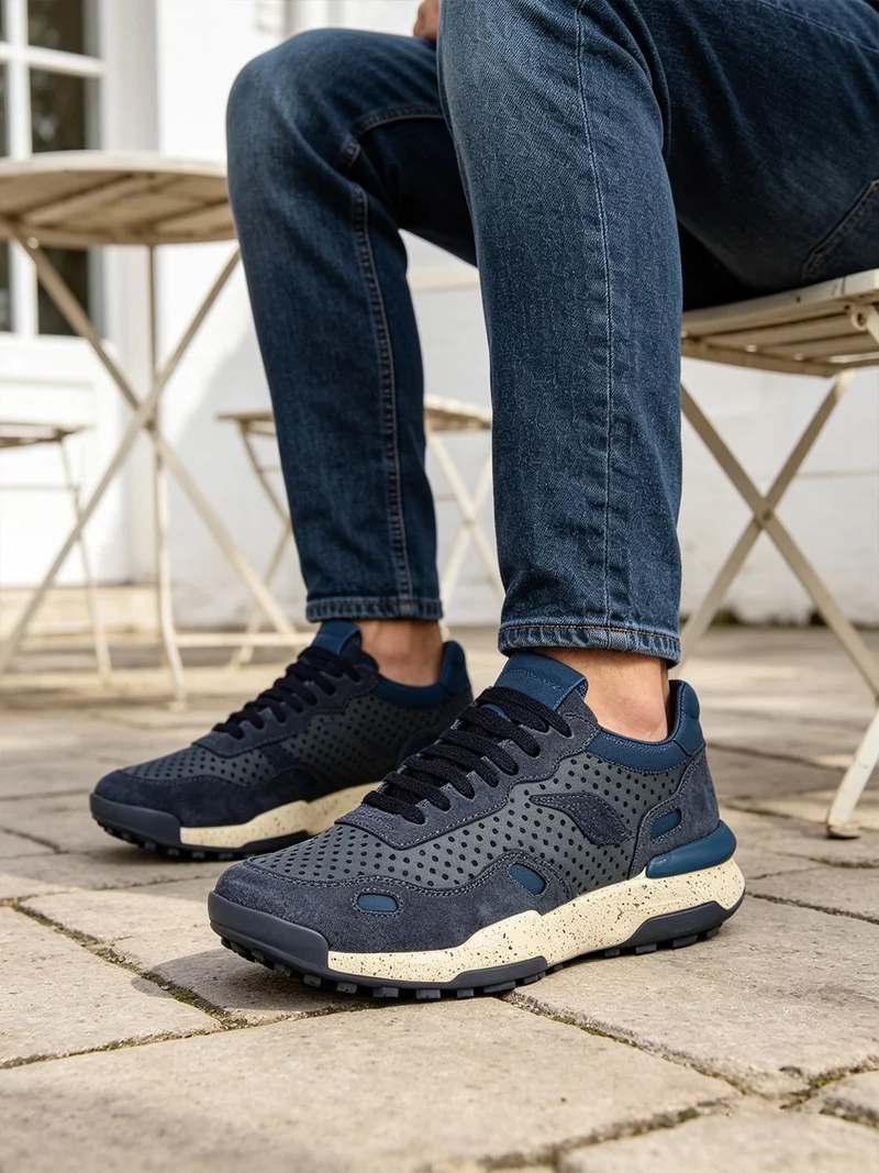 Sneakers da uomo in pelle traforata - blu scuro