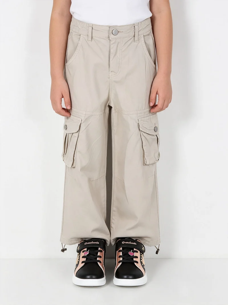 Pantaloni cargo da bambina in cotone con coulisse sul fondo - beige