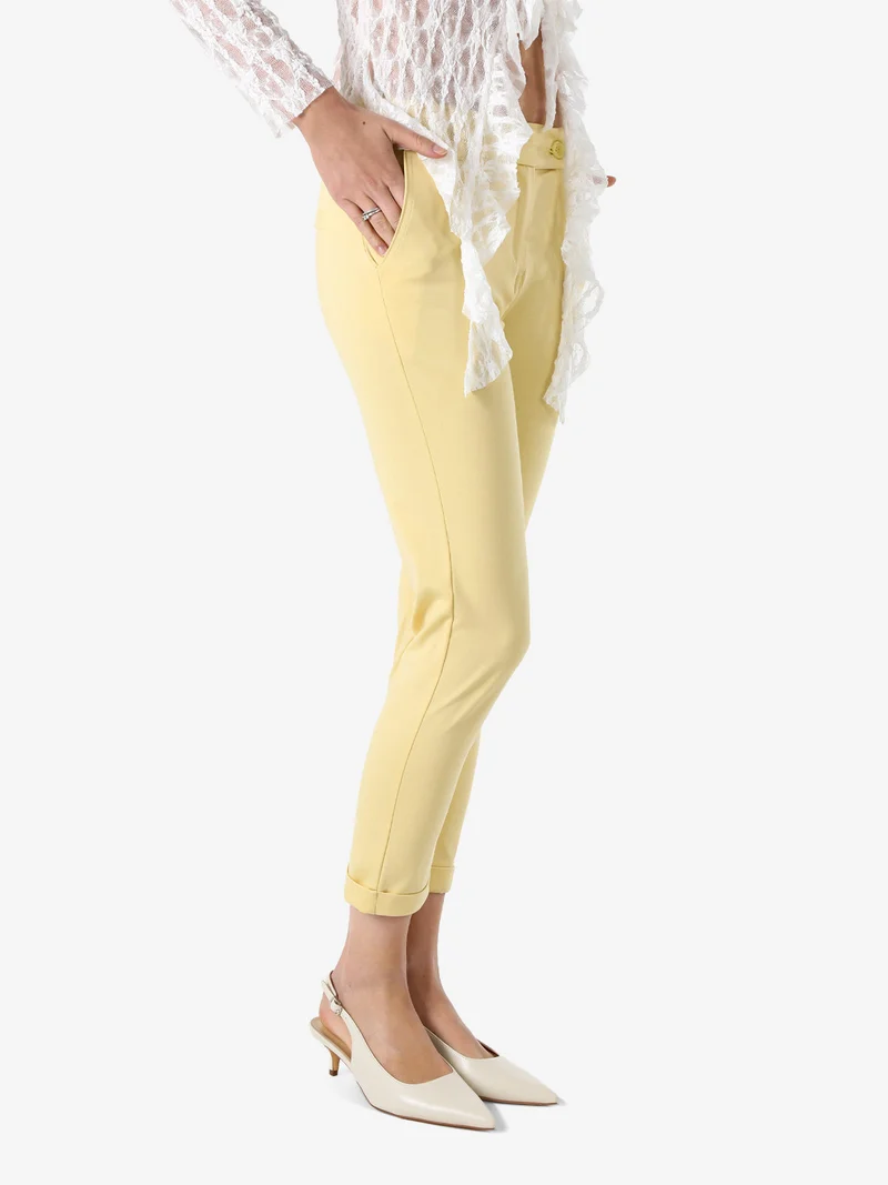 Pantaloni da donna a gamba dritta con risvolto - giallo