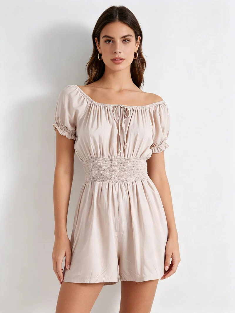 Tuta jumpsuite corta da donna con scollo a barca - beige