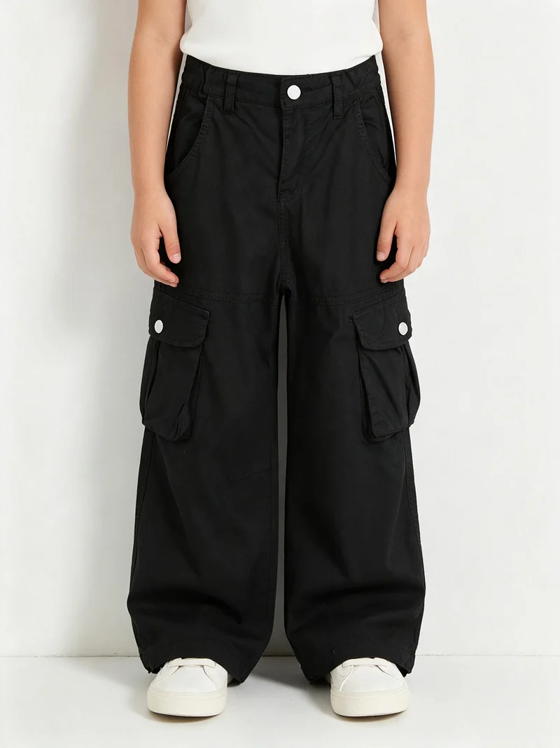 Pantaloni cargo da bambina in cotone con coulisse sul fondo - nero