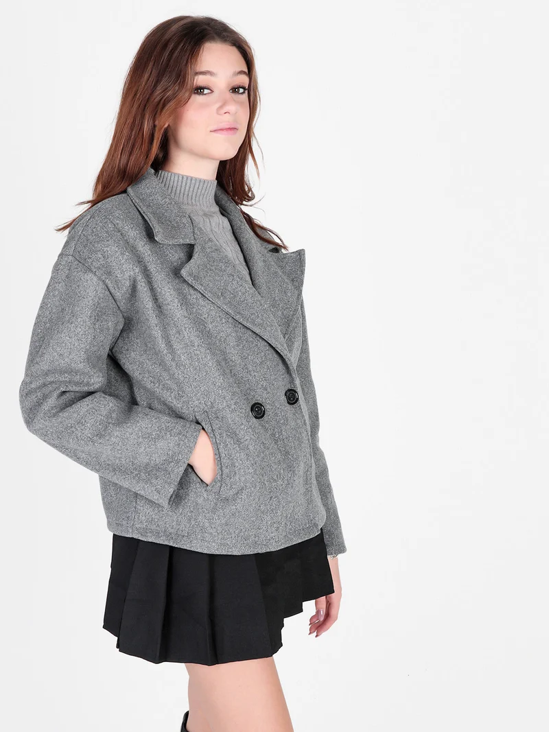 Cappotto corto da donna oversize con chiusura doppiopetto - grigio
