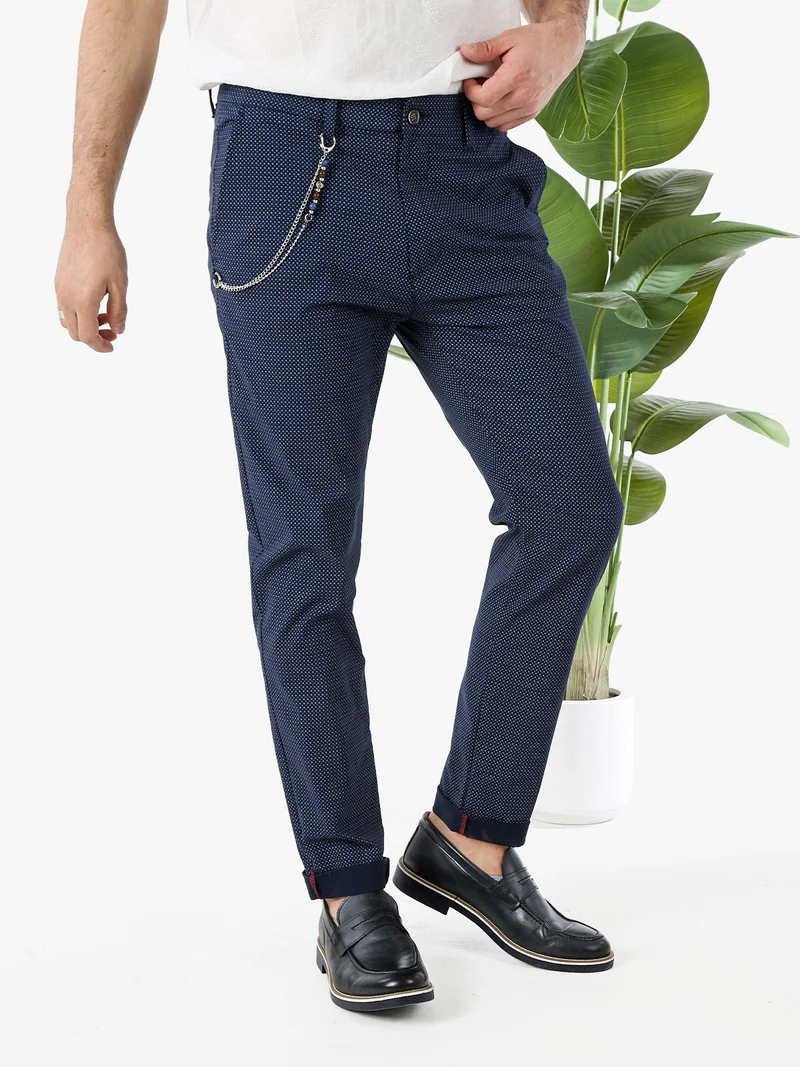 Pantaloni da uomo elasticizzati con stampa texture e dettaglio a catena - blu scuro