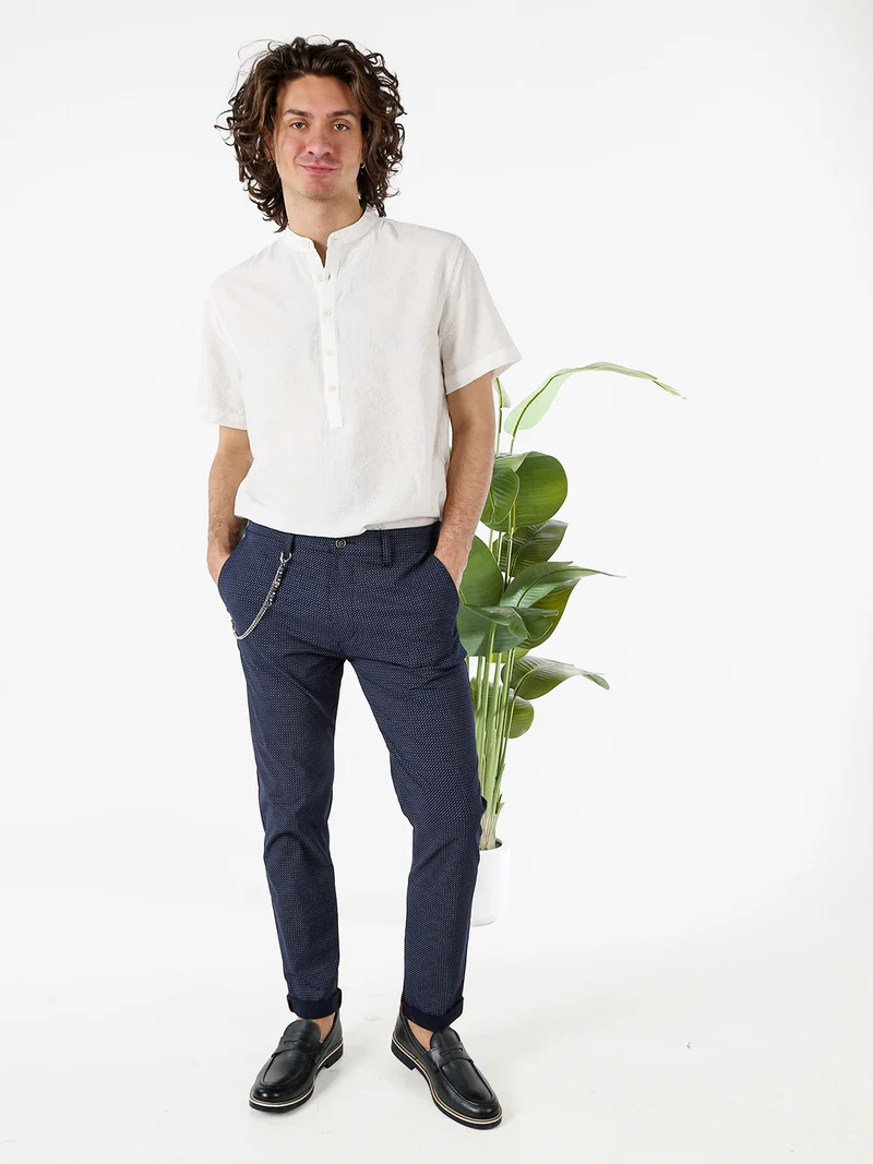 Pantaloni da uomo elasticizzati con stampa texture e dettaglio a catena - blu scuro