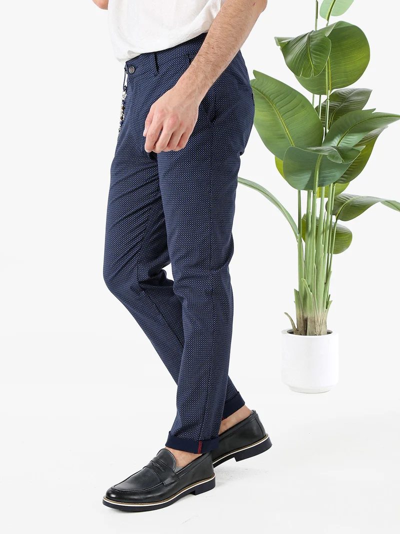 Pantaloni da uomo elasticizzati con stampa texture e dettaglio a catena - blu scuro
