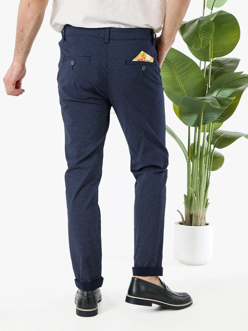 Pantaloni da uomo elasticizzati con stampa texture e dettaglio a catena - blu scuro