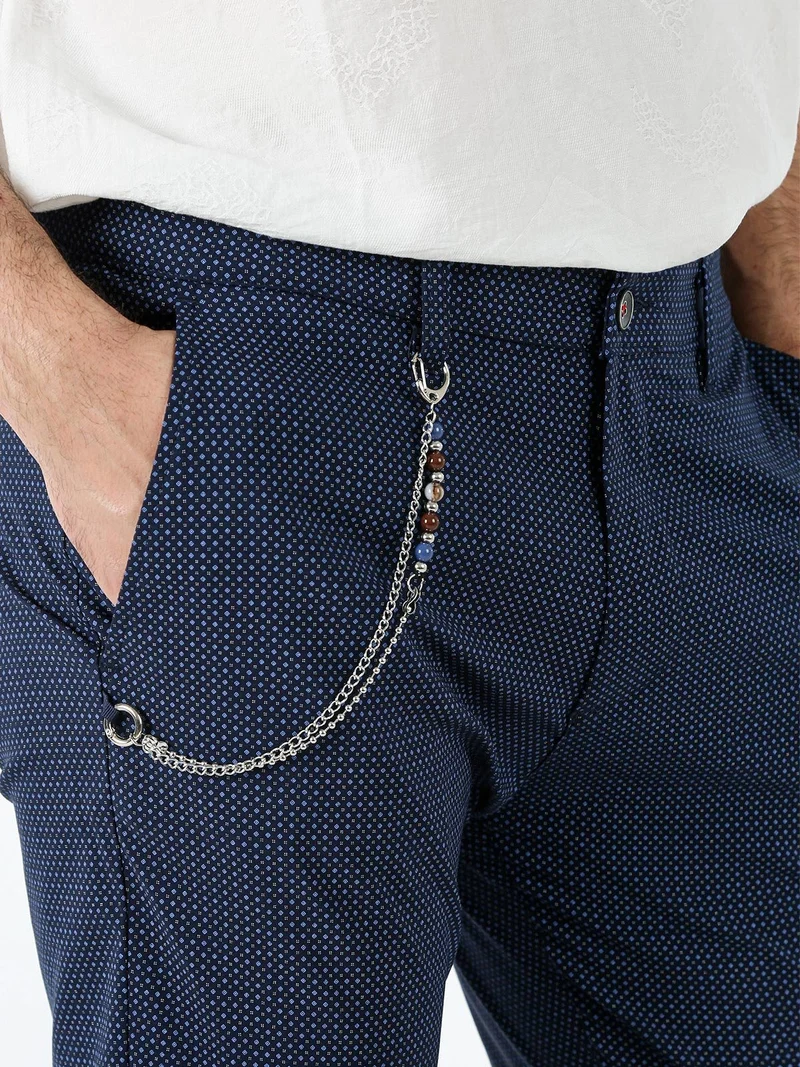 Pantaloni da uomo elasticizzati con stampa texture e dettaglio a catena - blu scuro