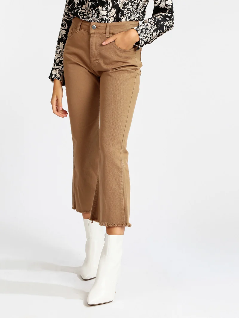 Pantaloni cropped da donna con finale a zampa - cammello