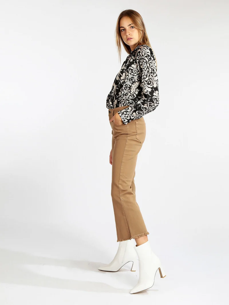 Pantaloni cropped da donna con finale a zampa - cammello