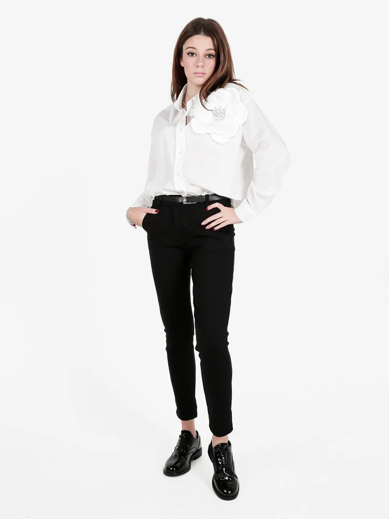 Camicia donna oversize con fiore gioiello applicato - bianco