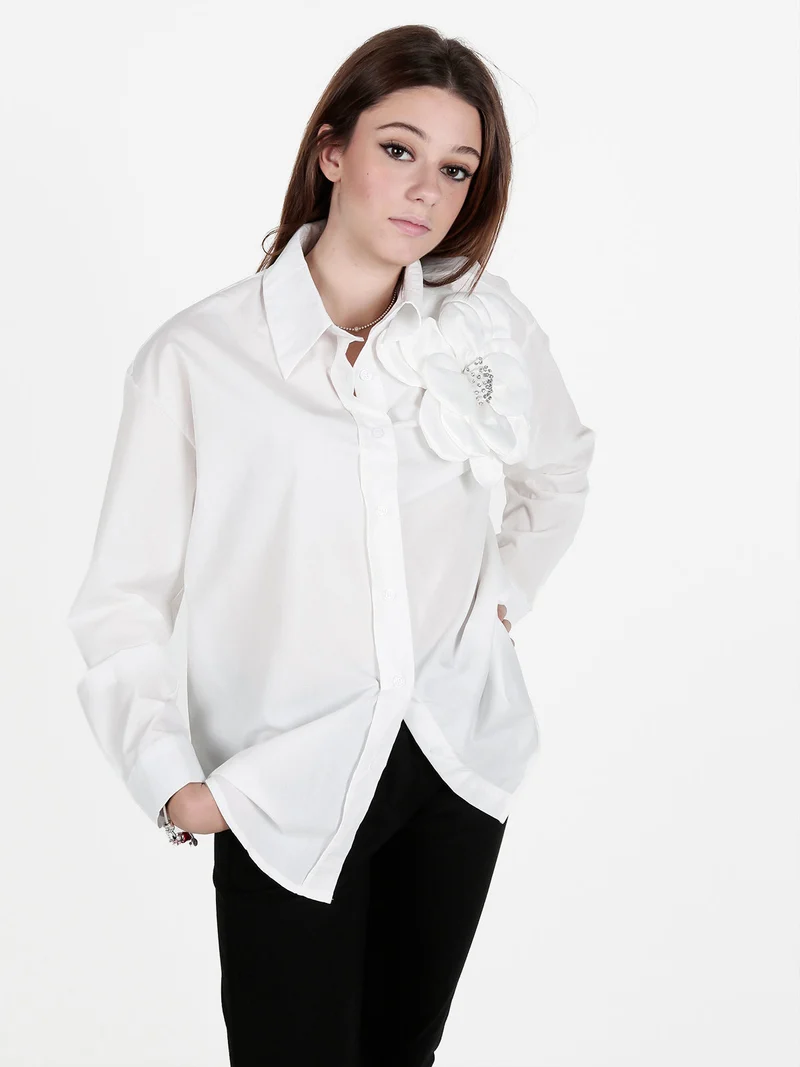 Camicia donna oversize con fiore gioiello applicato - bianco