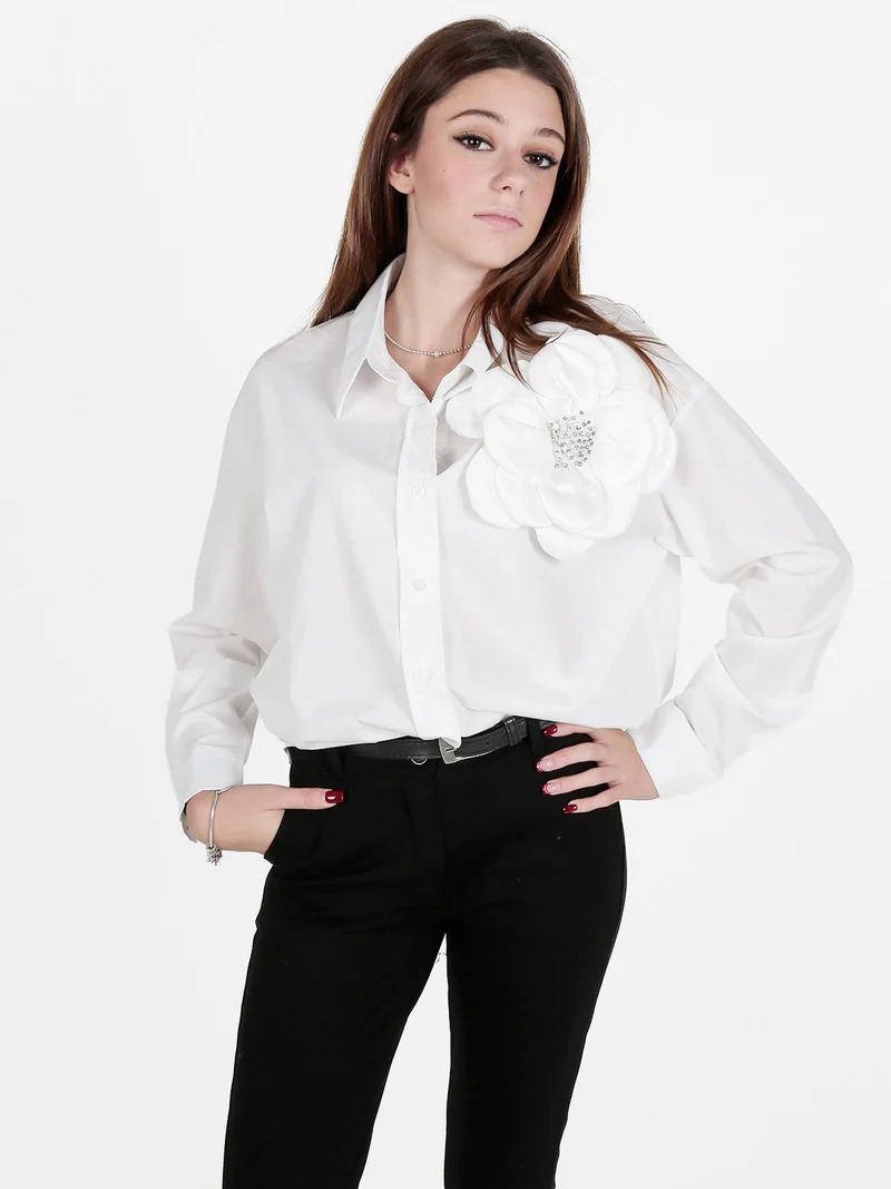 Camicia donna oversize con fiore gioiello applicato - bianco