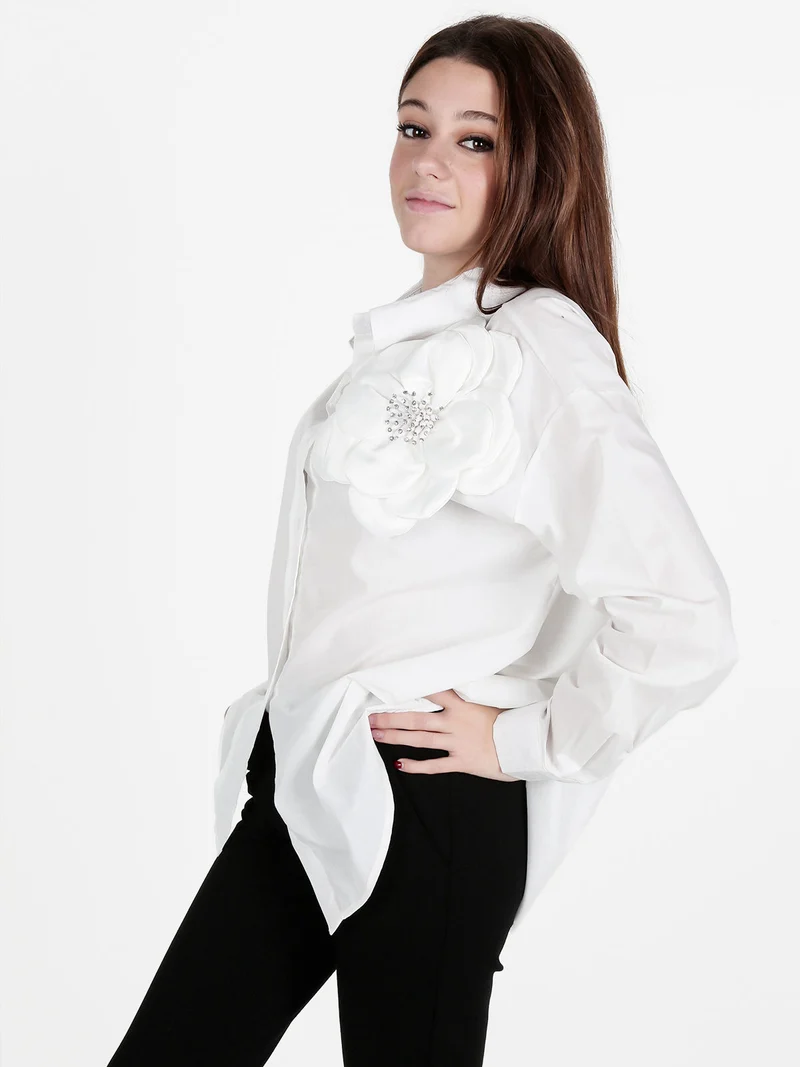 Camicia donna oversize con fiore gioiello applicato - bianco