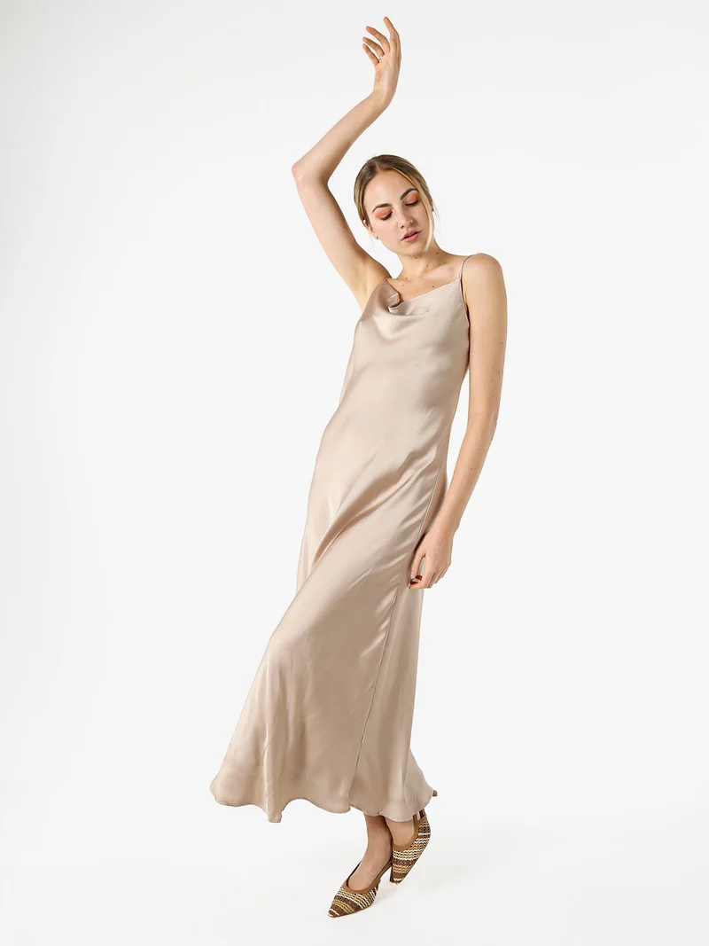 Abito lungo da donna con spalline sottili e scollo a cascata - beige