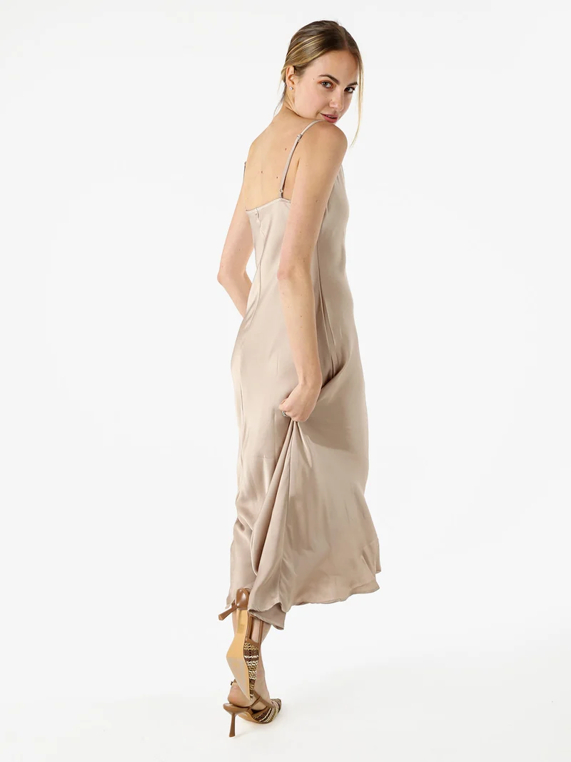 Abito lungo da donna con spalline sottili e scollo a cascata - beige