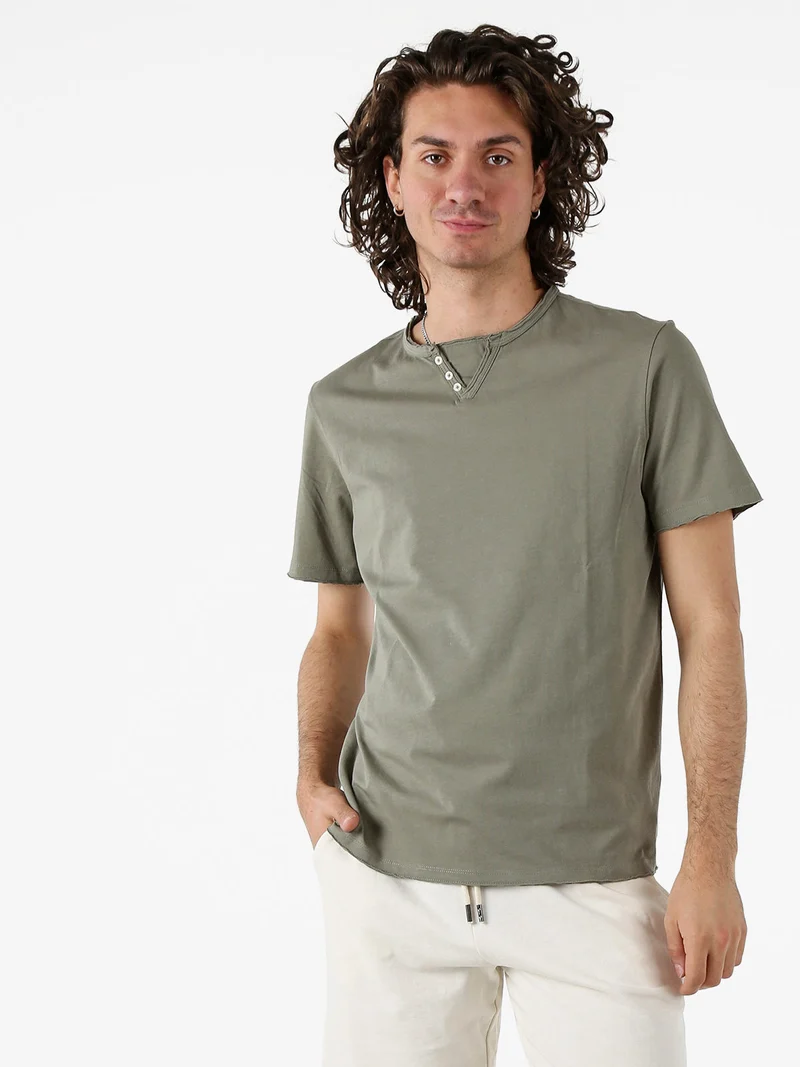 T-shirt da uomo in cotone con bottoncini sullo scollo - militare