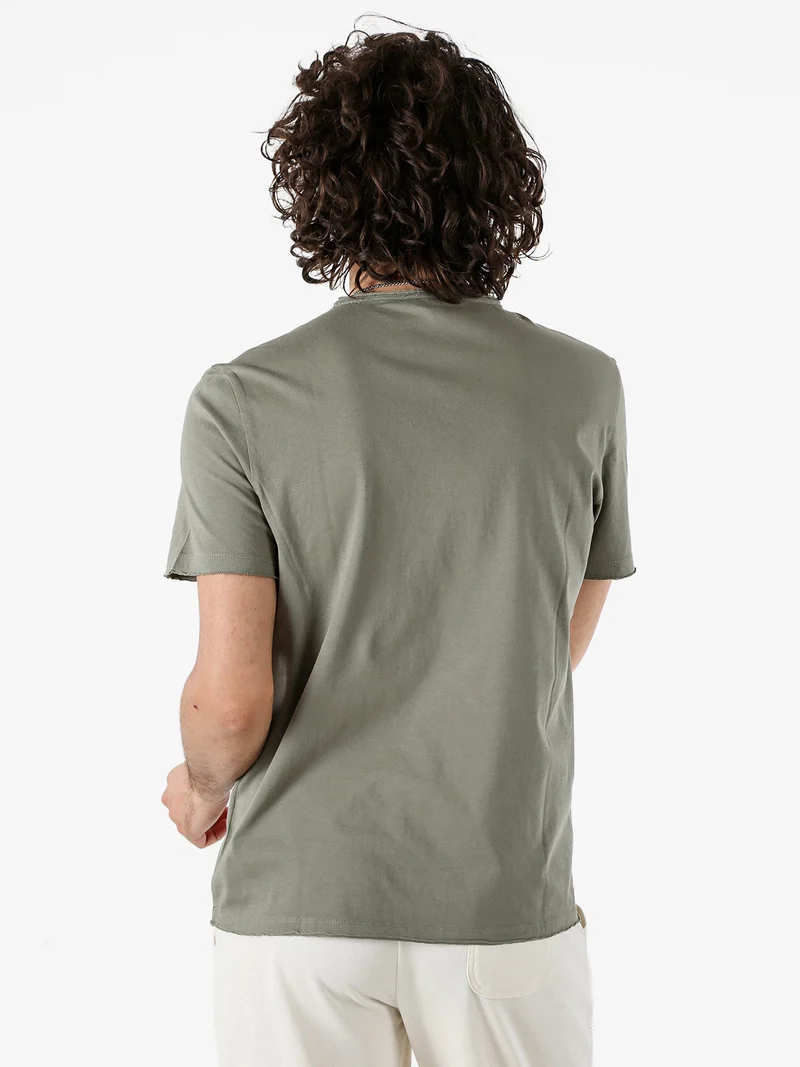 T-shirt da uomo in cotone con bottoncini sullo scollo - militare