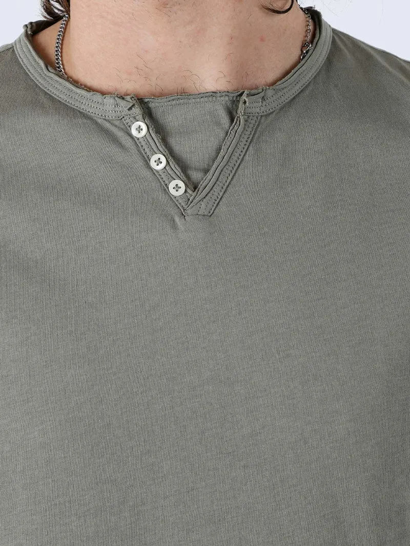 T-shirt da uomo in cotone con bottoncini sullo scollo - militare
