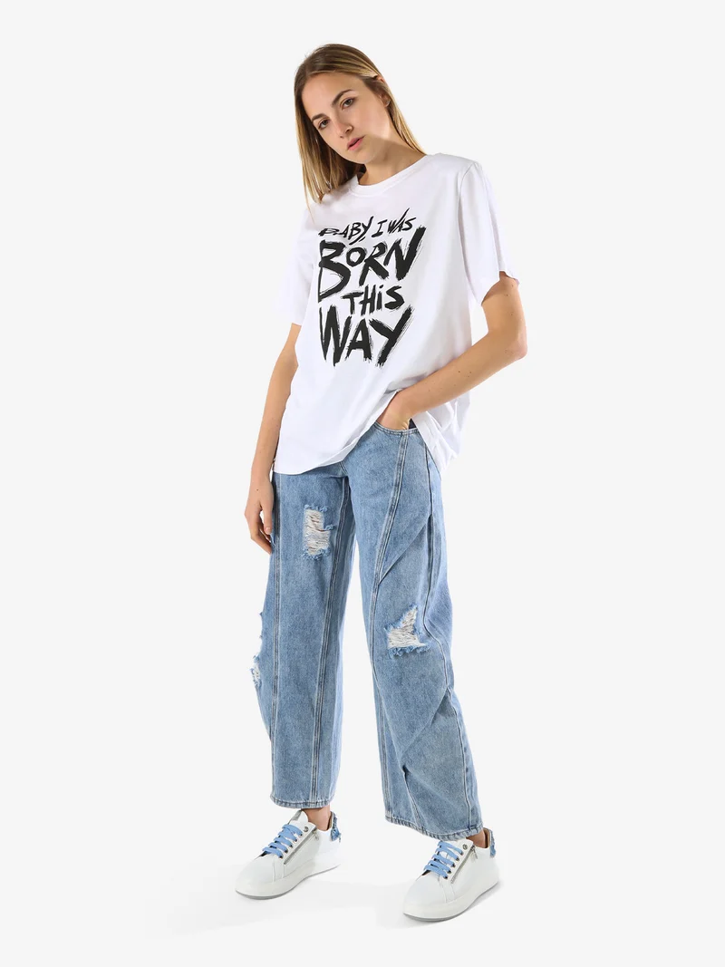 T-shirt donna oversize con spalline imbottite e stampa - bianco