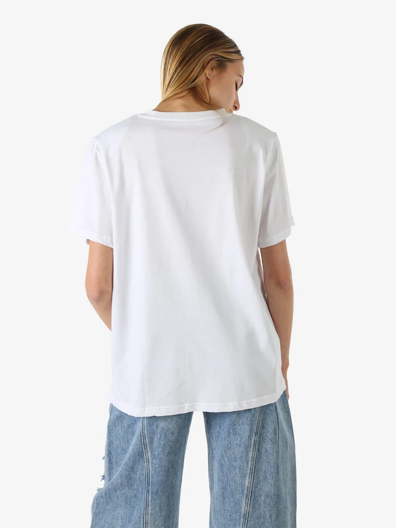 T-shirt donna oversize con spalline imbottite e stampa - bianco