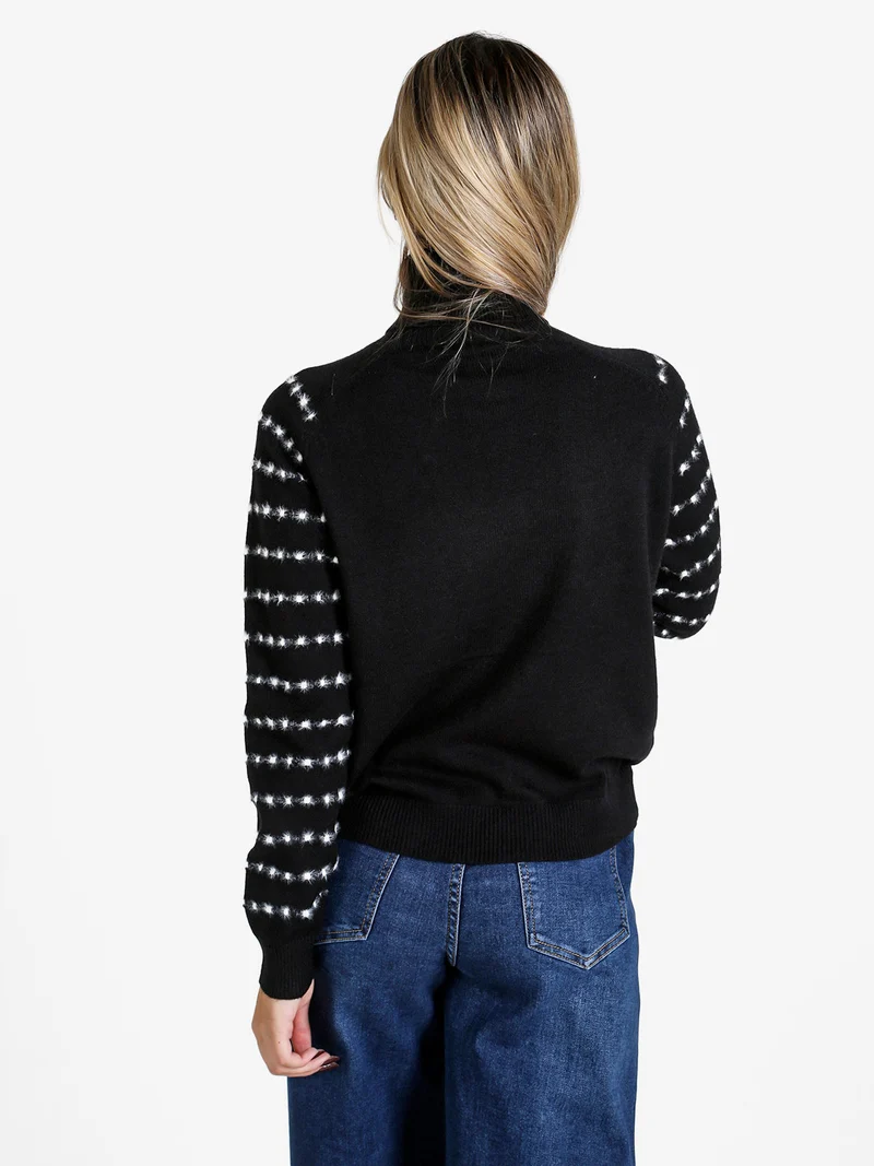 Maglione dolcevita da donna con dettagli pelosi - nero