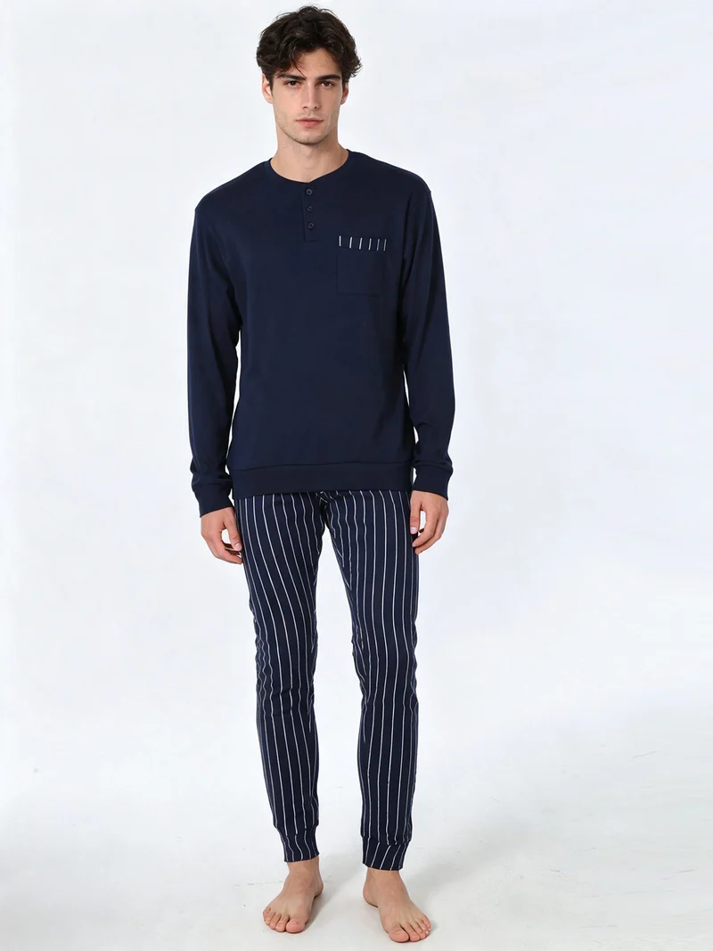 Pigiama lungo da uomo in cotone interlock con taschino e pantaloni a righe sottili - blu scuro