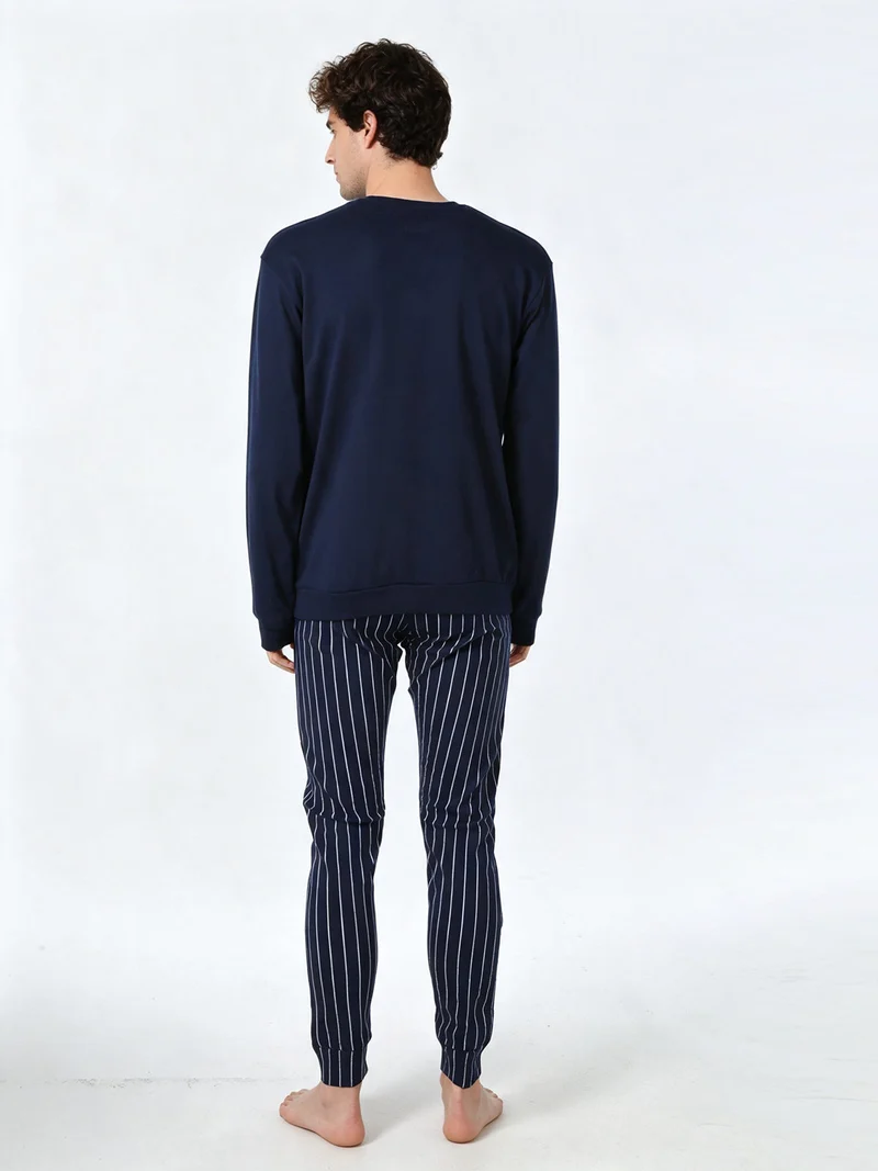 Pigiama lungo da uomo in cotone interlock con taschino e pantaloni a righe sottili - blu scuro