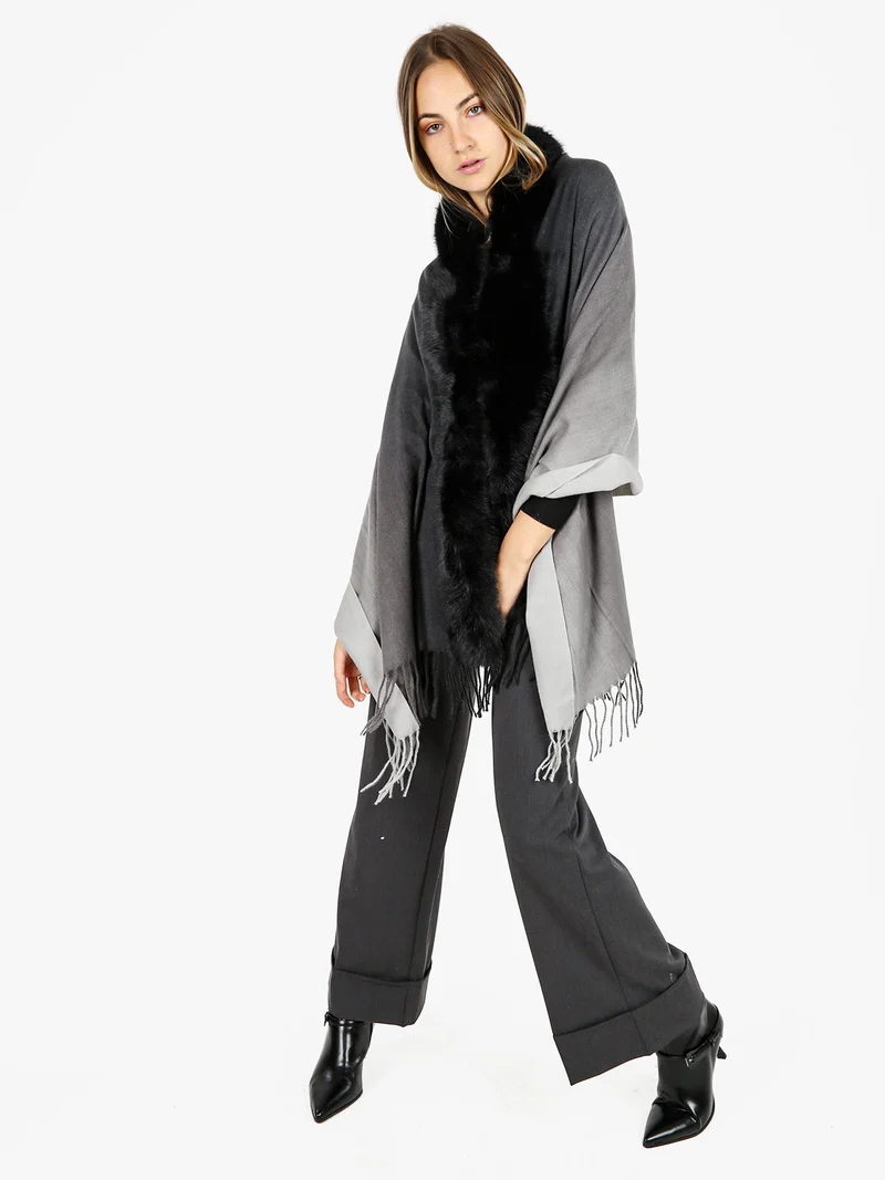 Mantella donna con scollo in ecopelliccia e frange - nero