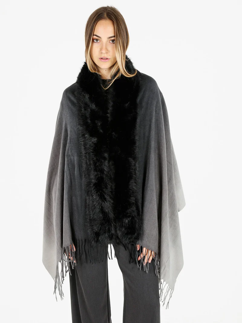 Mantella donna con scollo in ecopelliccia e frange - nero
