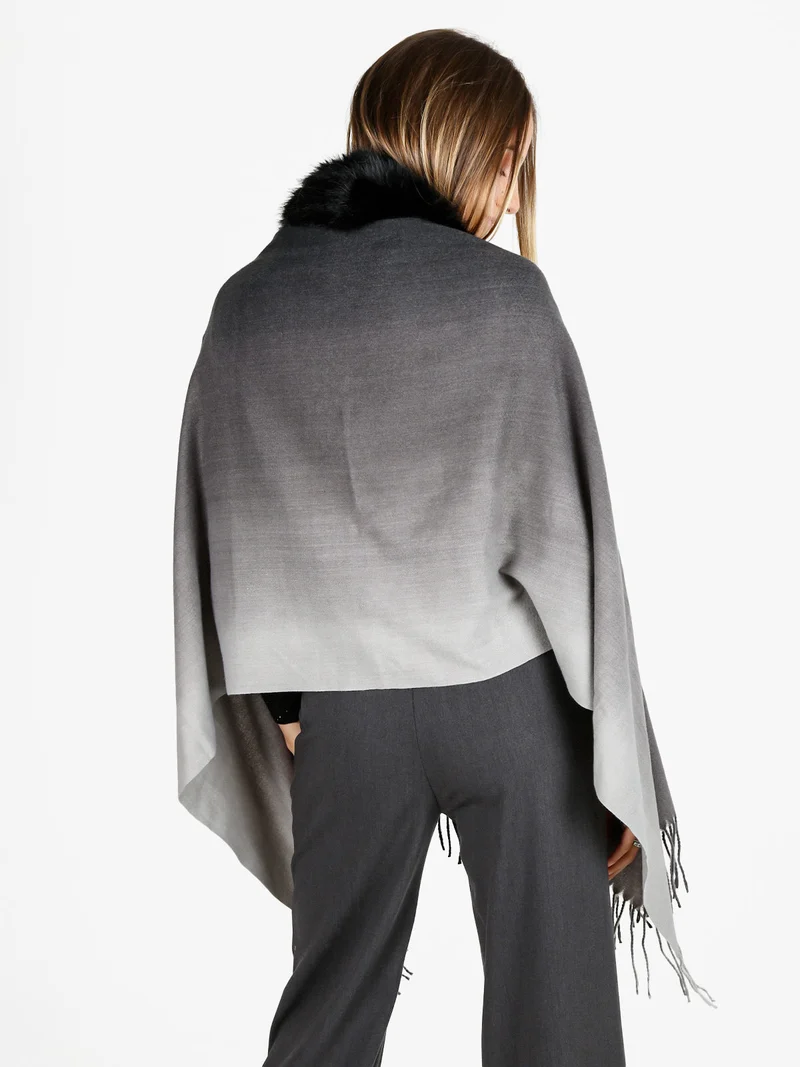 Mantella donna con scollo in ecopelliccia e frange - nero